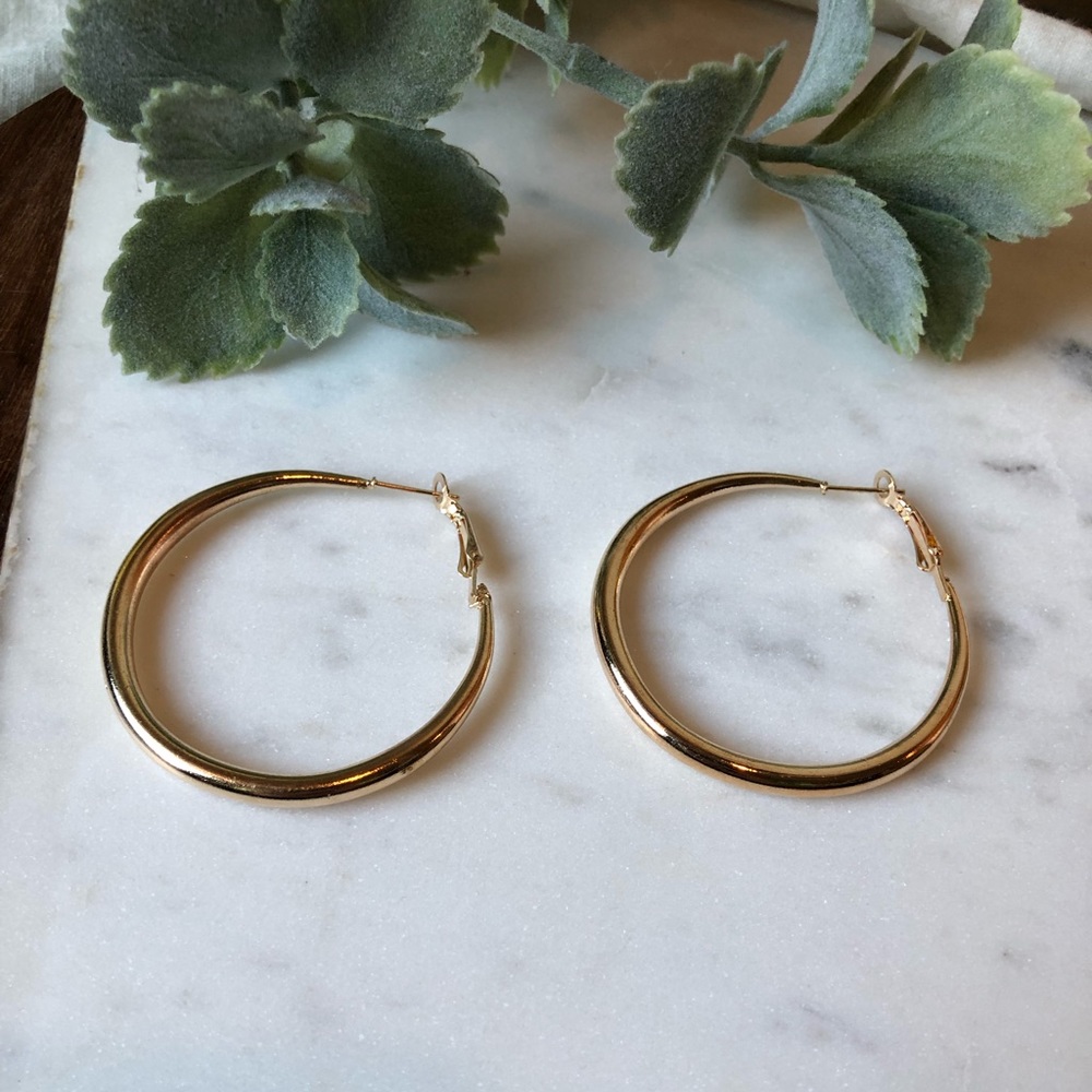 The Elle - Classic Gold Hoop - Picture 2 of 4